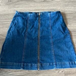 Denim skirt with zipper